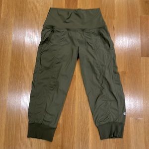 Lululemon Khaki Capri Pant size 6